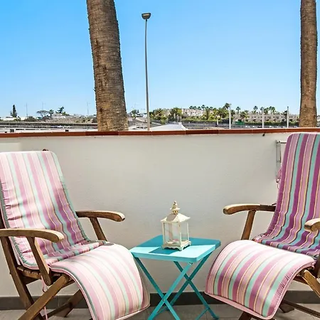 Rainbow Amadores 아파트